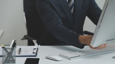 Bilgisayarı kullanarak bir iş adamının eline yakın çekim
