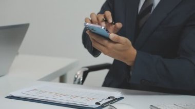 Ofiste dizüstü kullanarak iş adamları