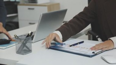 Dizüstü bilgisayar kullanarak insan elini kapat