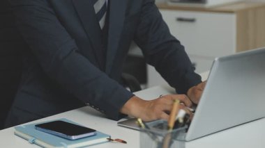 Modern ofis masasında çalışan iş adamı