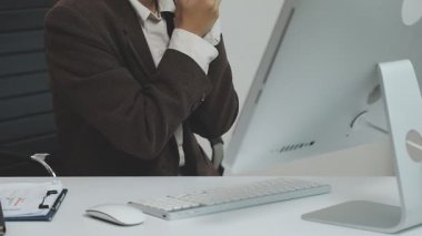 İşadamı ofiste bilgisayarla çalışıyor..