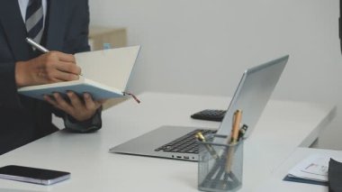 ofiste çalışan takım elbiseli adam