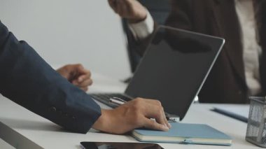 İşadamı ofiste tablet bilgisayar ve belge üzerinde çalışıyor