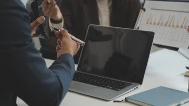 Ofiste çalışan iş adamları