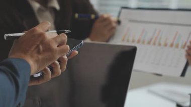 Modern ofiste birlikte çalışan iş adamlarına yakından bakın. İş adamı modern ofiste projeyi tartışıyor