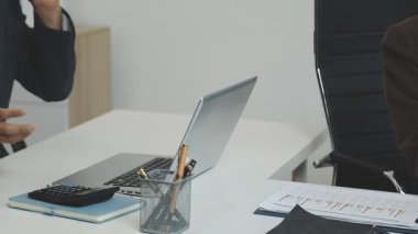 Dizüstü bilgisayarı olan iş adamı