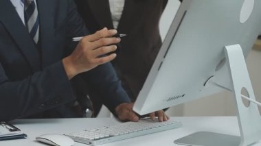 İşadamı bilgisayarı ofis, iş ve teknoloji için kullanıyor. Kapat. Modern beyaz masadaki iş yerinde akıllı telefonu olan bir iş adamı..