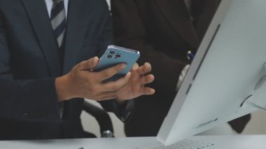 Smartphone kullanarak iş adamları