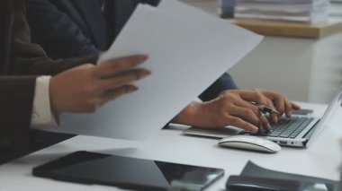 Görüntüyü kapat. İki iş adamı modern bir ofiste birlikte çalışıyorlar..