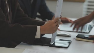 İşadamı holding tablet elinde