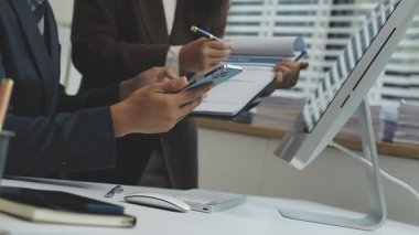 Genç adam akıllı telefon kullanıyor.