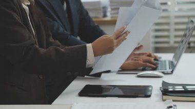 Ofisteki iş adamı. Modern bir ofiste iş adamı. Gri gömlekli adam..