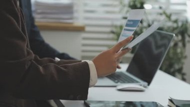 İş kadını ofiste çalışıyor.