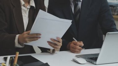 Ofiste çalışan iş adamları