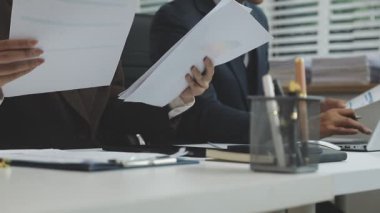 Ofiste çalışan iş adamı