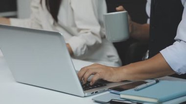 bir dizüstü bilgisayar ile ofisinde çalışan genç kadın.