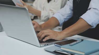 yakın plan - bilgisayar klavyesinde el yazısı yazan iş kadını