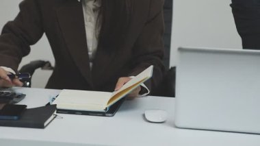 Dizüstü bilgisayar Office ile çalışan iş adamı.