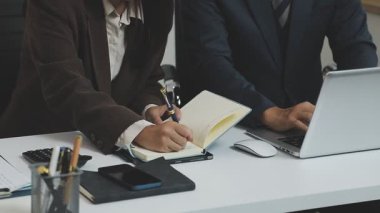 İş adamı ve kadın modern bir ofiste çalışıyorlar, dizüstü bilgisayar kullanıyorlar, bilgisayarlar üzerinde çalışıyorlar..