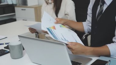 Finansal grafik ve finansal grafik ile iş ekibi toplantısı