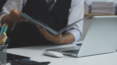 Ofiste dijital tablet üzerinde çalışan iş adamları