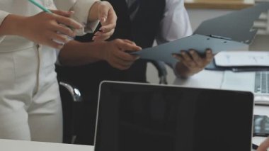 Tablet bilgisayar kullanarak işadamlarının ellerini kapat