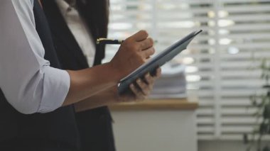 Tablet bilgisayar ve belgelerle çalışan bir iş adamı.