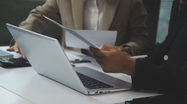 Modern ofiste bilgisayar üzerinde çalışan iş adamları