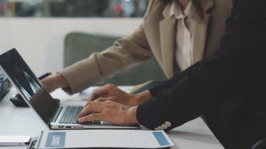 Dizüstü bilgisayar ve mali rapor kullanan iş kadını