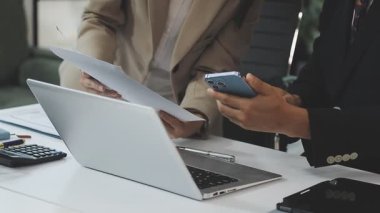 Modern ofiste çalışan iş adamı