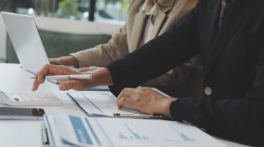 Dizüstü bilgisayarla çalışan iş kadını