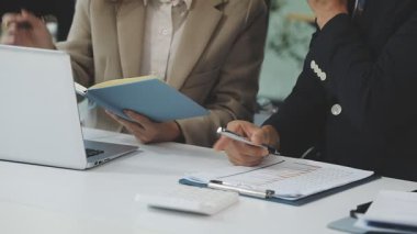 Modern ofis masasında mali belgelerle çalışan iş adamlarının yakın çekimi. iş, finans ve muhasebe kavramı