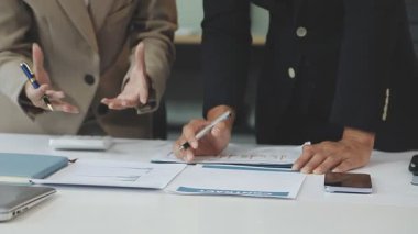 İş adamları ofiste tartışıyor ve planlıyorlar. iş toplantısı