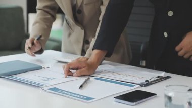 İşadamı ve kadın ofiste çalışıyor..