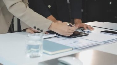 Belgeler ve iş ortağıyla çalışan işadamı