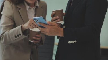 Onların projede çalışan iş adamları