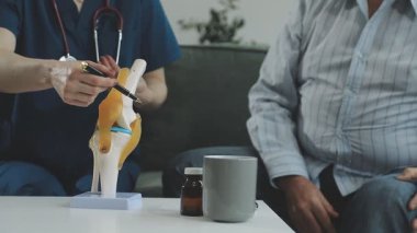 Doktor hastasını muayene ediyor.