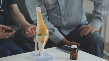 Tıbbi malzemeler. Hasta masada oturuyor.