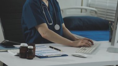 Ofiste çalışan doktor.