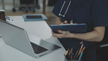 Hastane ofisinde çalışan doktor