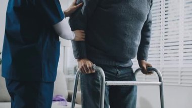 Steteskopla hastayı muayene eden doktor.