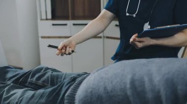 Üniformalı doktor hastane ofisinde çalışıyor. tıbbi teknoloji