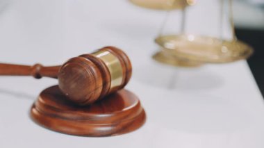 Yargıç Tokmak masadaydı. Hukuk kavramı.