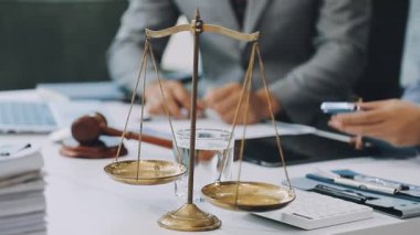 İş adamları masada sonuçları tartışıyor ve tartışıyorlar.