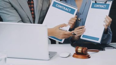 İş adamı ofiste sözleşme imzalıyor..