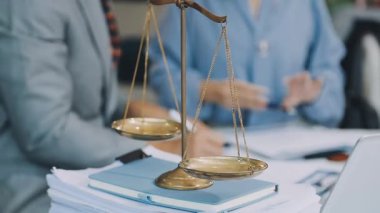 Ofiste çalışan avukatı kapatın..