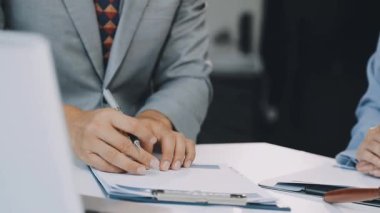 Ofiste birlikte çalışan iş adamları, takım çalışması konsepti