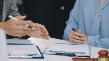 İş Adamları Tokalaşıyor