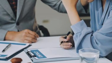 İş adamı ve kadın el sıkışıyor