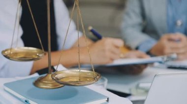 Belgelerle iş ekibi toplantısı ve ofiste çalışma, yakın çekim